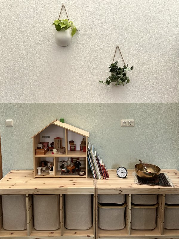 Regal mit Puppenhaus